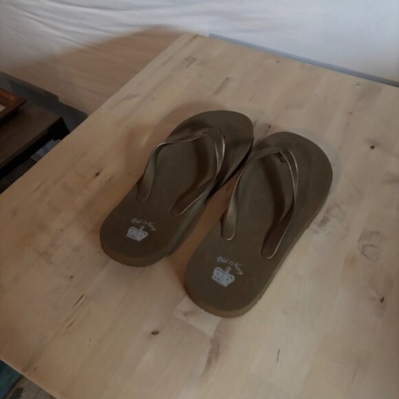 NWOT Old Navy Gold Flip Flops size 10 - unisex - crown detail - SALE! - Picture 1 of 6